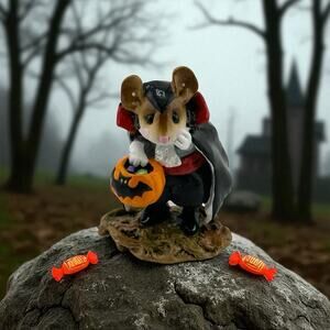 Wee Forest Folk "Count Spooky" 2002 Mouse Vampire M-284A A. Petersen Retired